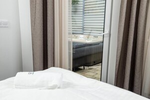 Exclusive Room, 1 Queen Bed | In-room safe, blackout drapes, soundproofing, free WiFi
