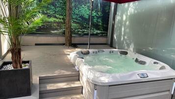 Exklusivt rum - 1 queensize-säng med bäddsoffa | Värdeförvaringsskåp på rummet, mörkläggningsgardiner och ljudisolering