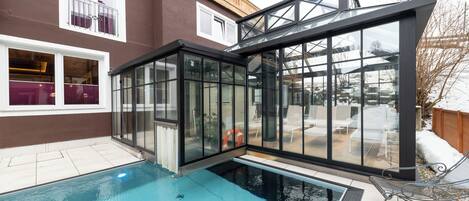 Una piscina al aire libre