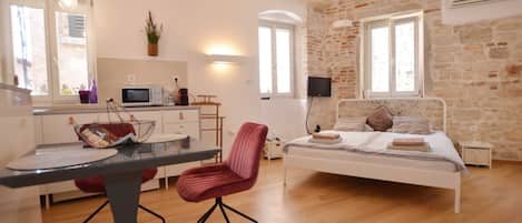 Studio (Classic Studio Apartment (owner Lavan)