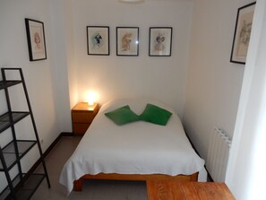 3 chambres, bureau, fer et planche à repasser, lit de bébé portatif