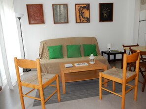 テレビ、DVD プレーヤー、書庫、ステレオ