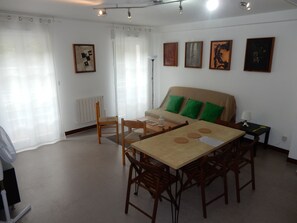 Fernseher, DVD-Player, Bücher, Stereoanlage