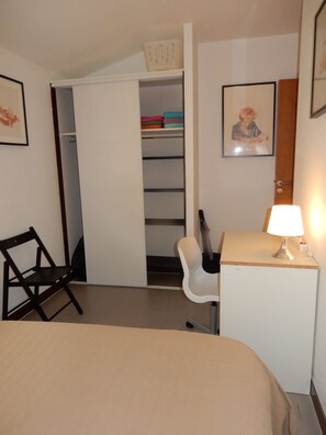 3 bedrooms, desk, iron/ironing board, travel cot