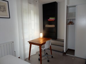 3 bedrooms, desk, iron/ironing board, travel crib