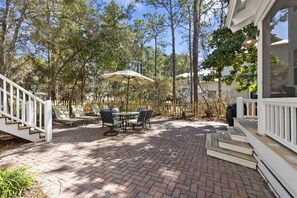 Outdoor dining - Whale of a Time- 4 Bikes- Carriage House- Dog Frie (Santa Rosa Beach)