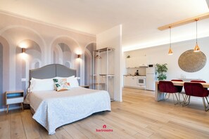 Vierpersoonskamer | Een bureau, een strijkplank/strijkijzer, gratis wifi
