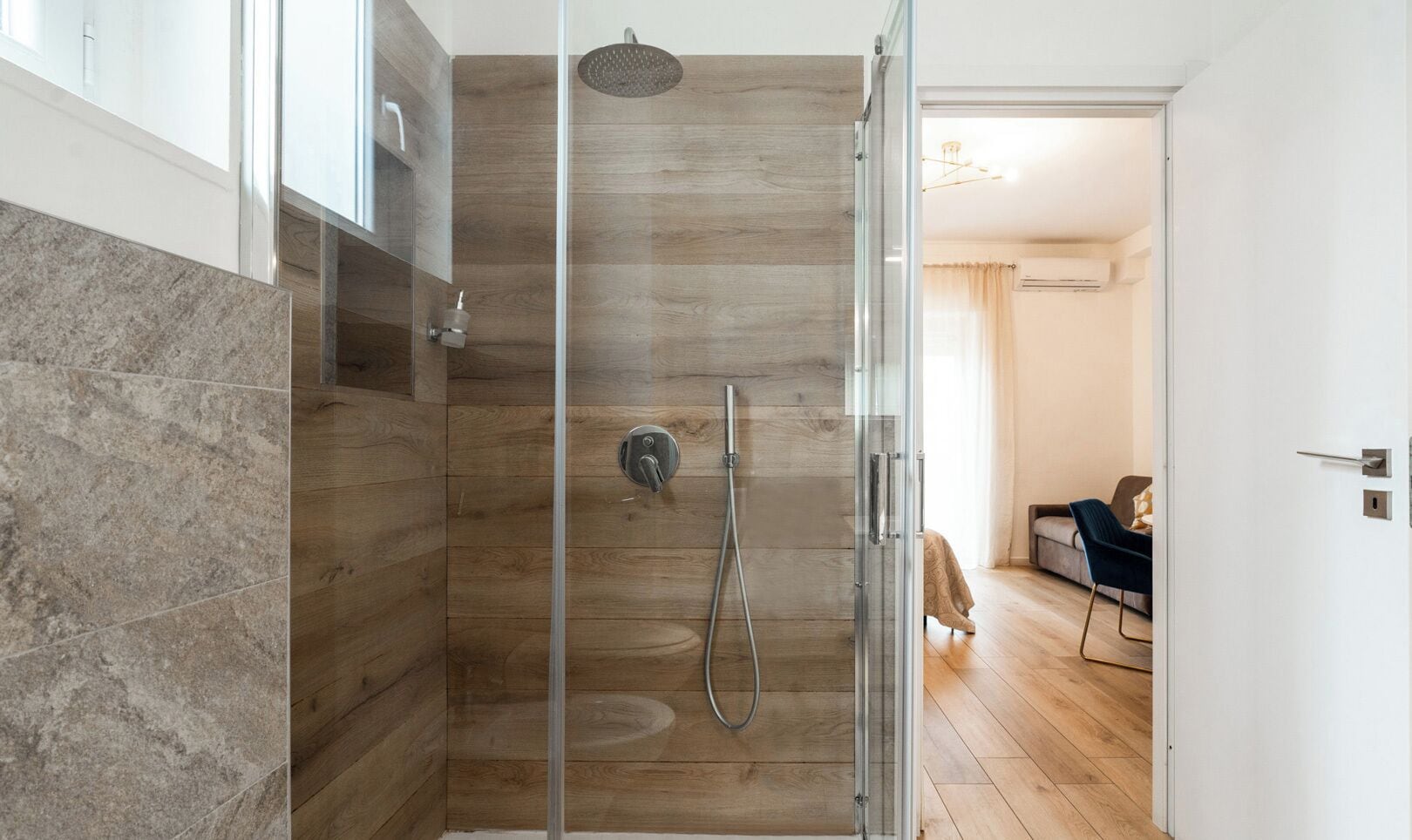 Vierbettzimmer | Badezimmer | Dusche, Haartrockner, Handtücher, Seife