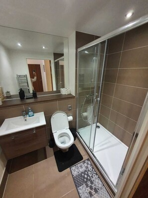Shower, hair dryer, towels, soap - Elegant 2-bedroom retreat in London, complete with complimentary Wi-Fi. (London)