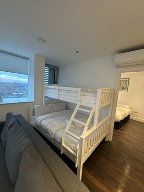 2 bedrooms, iron/ironing board, WiFi, bed sheets - Elegant 2-bedroom retreat in London, complete with complimentary Wi-Fi. (London)