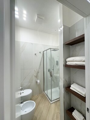 Regadera, amenidades de baño gratuitas, secadora de cabello, bidet