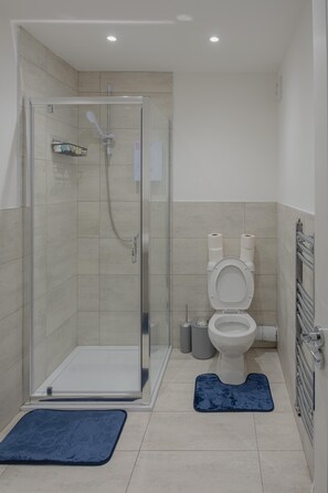 Apartamento | Banheiro | Chuveiro, secador de cabelo, toalhas de banho