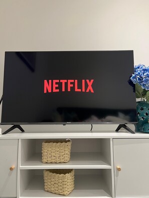 Apartment | Television - Cosy City Apartment in Leicester (Leicester)