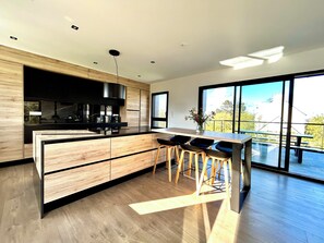 Kühlschrank, Ofen, Geschirrspüler, Wasserkocher mit Kaffee-/Teezubehör