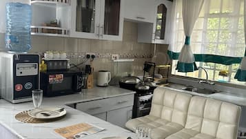 Comfort-Apartment, Balkon, Stadtblick | Eigene Küche | Kühlschrank, Mikrowelle, Kochgeschirr/Geschirr/Besteck, Esstisch
