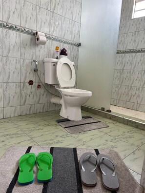 Apartament clàssic, balcó, vistes a la ciutat | Bany | Dutxa, sabatilles, tovalloles i sabó 