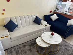 Appartement classique, balcon, vue sur la ville | Aire de séjour | Téléviseur connecté de 32 po avec télévision numérique
