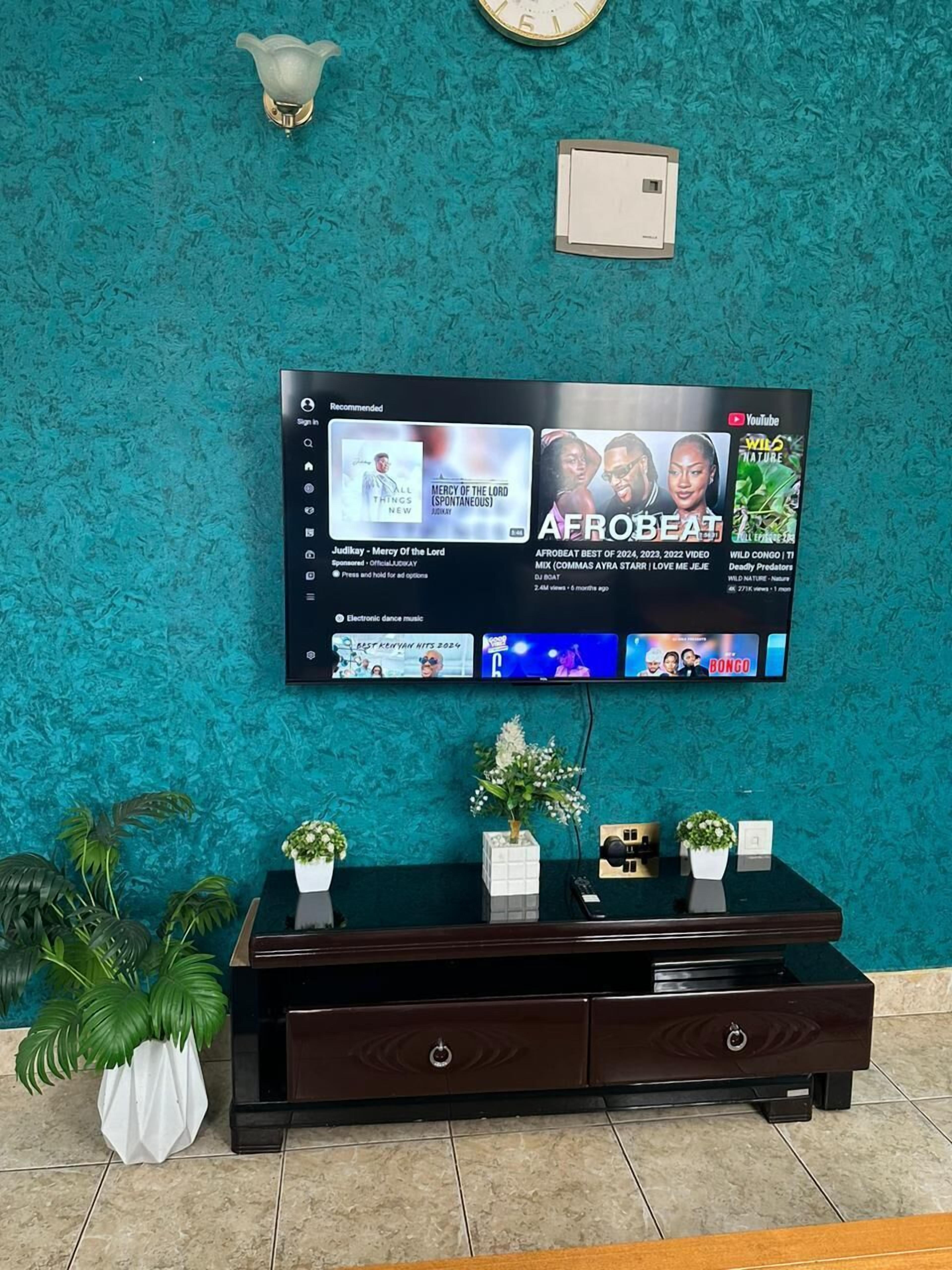 Căn hộ tiện nghi đơn giản, ban công, quang cảnh thành phố | Khu phòng khách | Smart TV 32-inch có truyền hình kỹ thuật số 