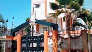 Un immeuble à plusieurs étages dont la façade est ornée d’une grande enseigne indiquant le mot « Kenya ».