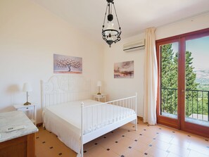 4 Schlafzimmer, Schreibtisch, Bügeleisen/Bügelbrett, Reisekinderbett