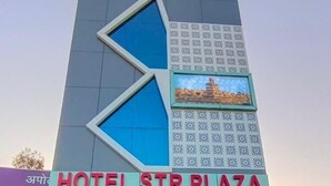 Un hotel amb un disseny modern, amb un cartell prominent de 'HOTEL STR PLAZA'.