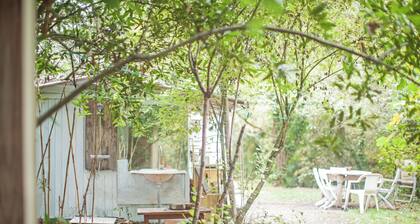 Terre libre 2, glamping. Hutt with garden and access to a river.