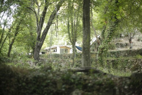 Terre libre 2, glamping. Hutt with garden and access to a river.