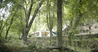 Terre libre 2, glamping. Hutt with garden and access to a river.