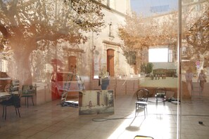 A room with a large window, a painting on the wall, and a chair. - Terre libre 2, Glamping. Cabin with a garden and access to the river. (Fayence)
