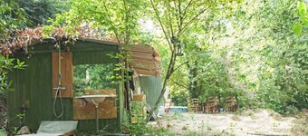 Terre libre 2, glamping. Hutt with garden and access to a river.