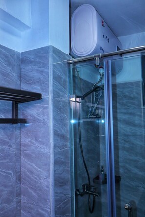 Haartrockner, Handtücher, Toilettenpapier