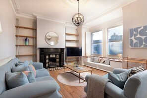 Apartment | Living area - VESTO Three Bedroom Apartment in Clapham (London)