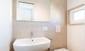 Habitación doble | Baño | Ducha, secador de pelo, toallas y jabón