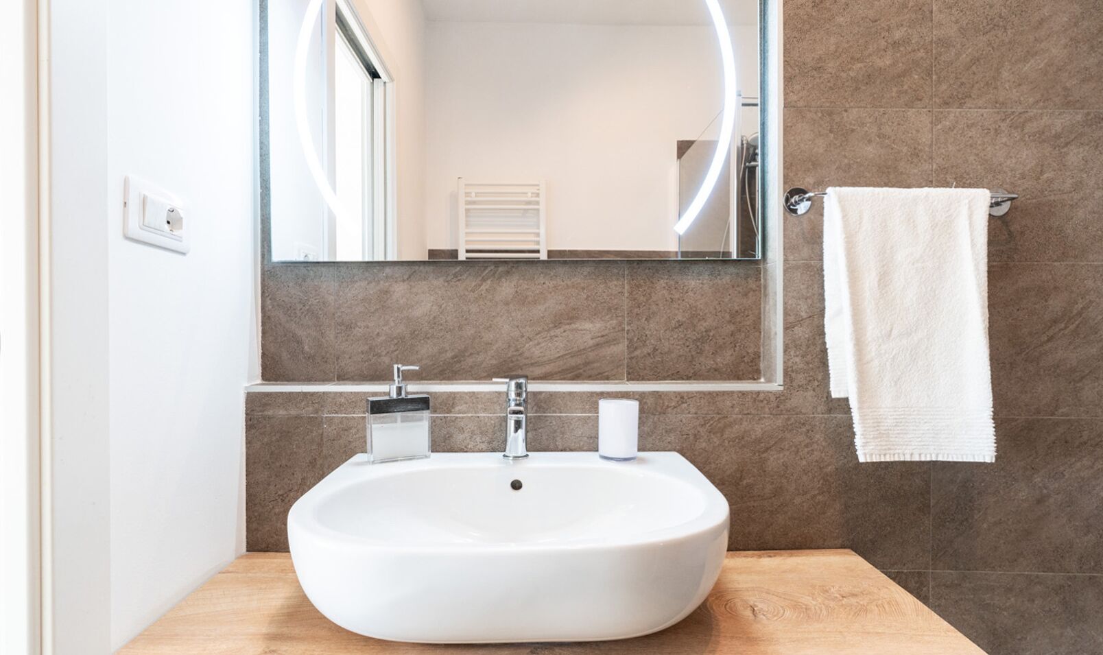 Doppelzimmer | Badezimmer | Dusche, Haartrockner, Handtücher, Seife