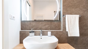 Chambre Double | Salle de bain | Douche, sèche-cheveux, serviettes fournies, savon