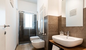Habitación triple | Baño | Ducha, secador de pelo, toallas y jabón