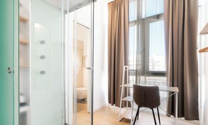 Habitación doble | 1 dormitorio, caja fuerte, escritorio y tabla de planchar con plancha
