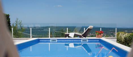 Una piscina al aire libre de temporada, una piscina climatizada
