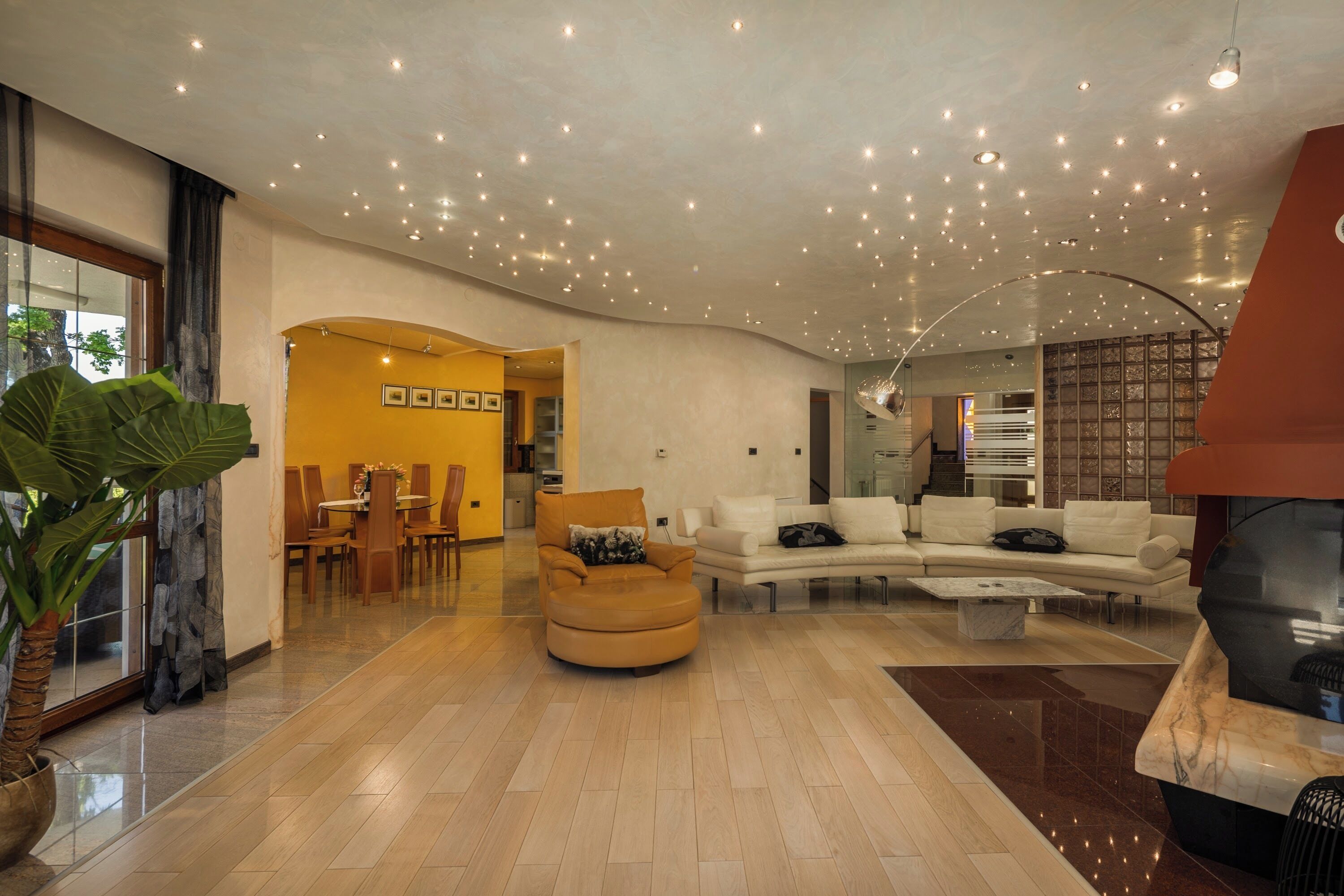 Family Villa, Multiple Bedrooms (Villa Rosa Magica) | Living room | 21-inch flat-screen TV with cable channels