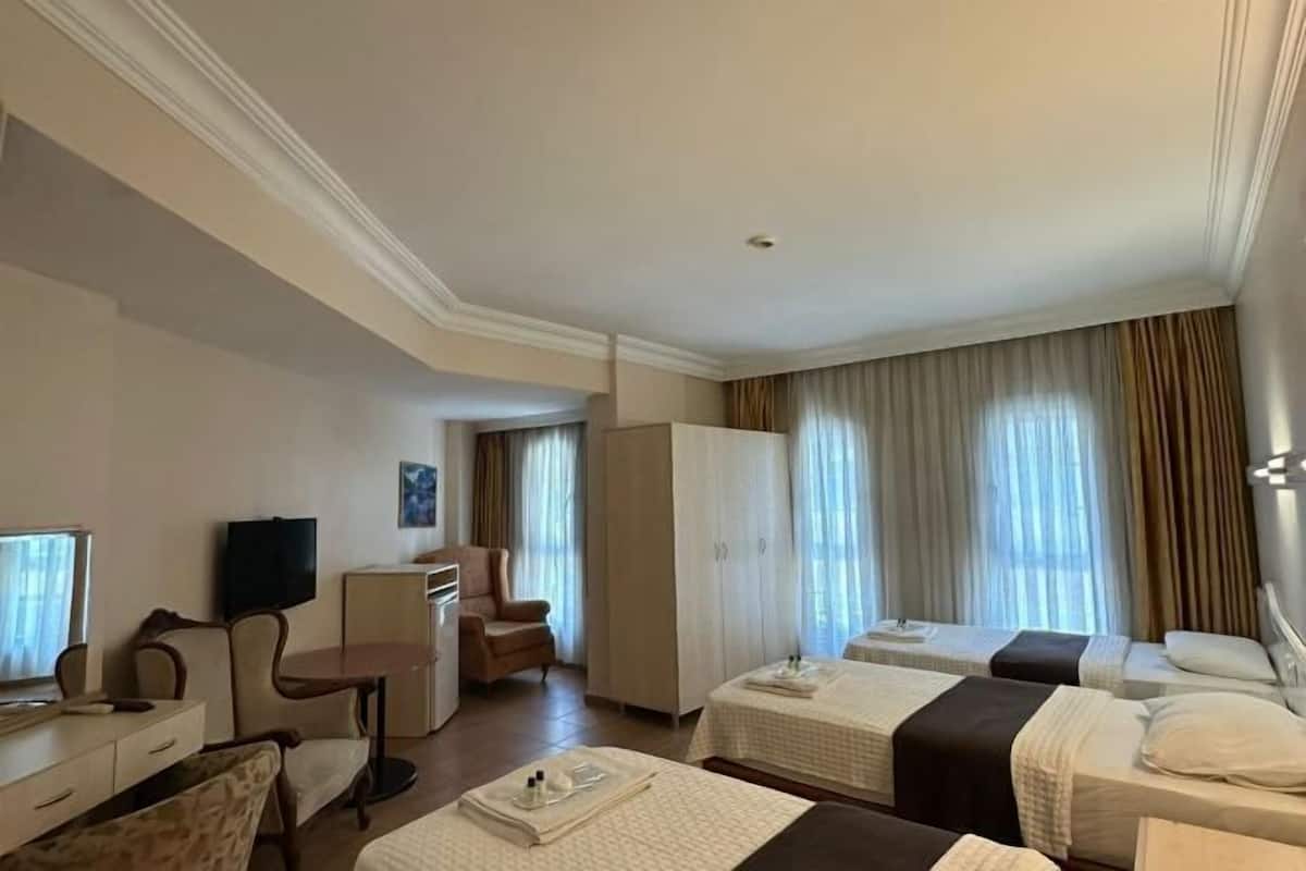 Roupas de cama premium, escrivaninha, Wi-Fi de cortesia, roupa de cama