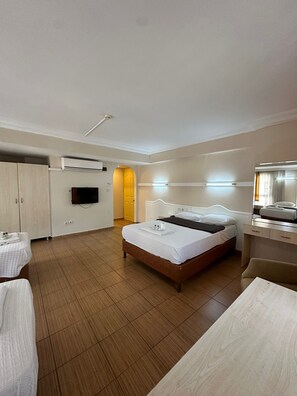 Fjölskylduherbergi fyrir fjóra | Rúmföt af bestu gerð, skrifborð, ókeypis þráðlaus nettenging, rúmföt