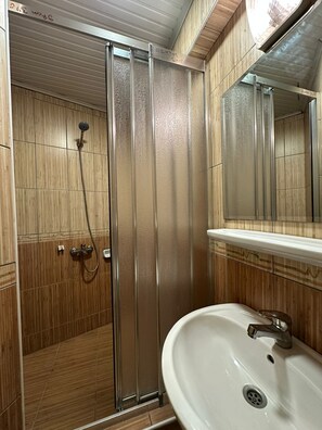 Douche, articles de toilette griffés, séchoir à cheveux
