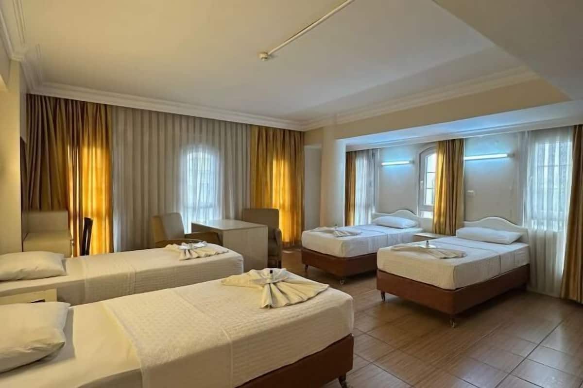 Roupas de cama premium, escrivaninha, Wi-Fi de cortesia, roupa de cama
