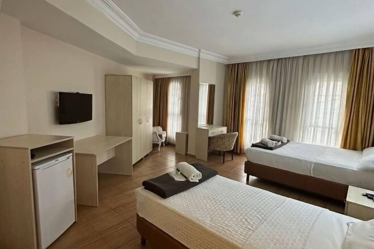 Roupas de cama premium, escrivaninha, Wi-Fi de cortesia, roupa de cama