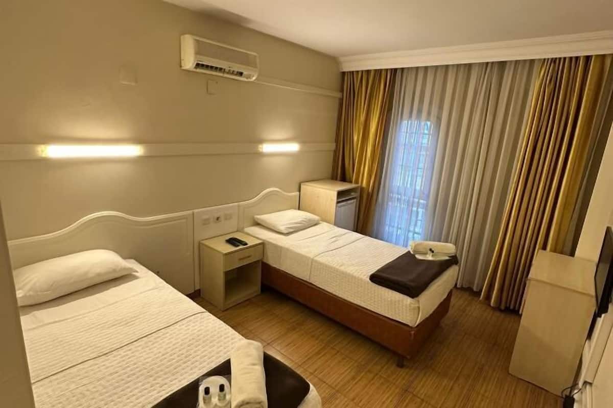 Roupas de cama premium, escrivaninha, Wi-Fi de cortesia, roupa de cama