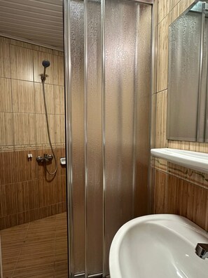 Shower, designer toiletries, hair dryer, towels - Hotel Büyük Şehzade (Istanbul)