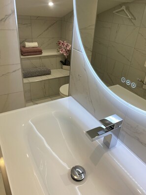 淋浴設備、按摩浴缸、風筒、提供毛巾