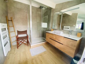 Shower, towels