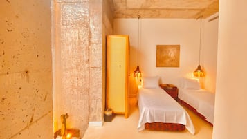 1+1 Aile Odasi   Yatak Cesitleri ve Avlu/Havuz | Minibar, in-room safe, desk, iron/ironing board