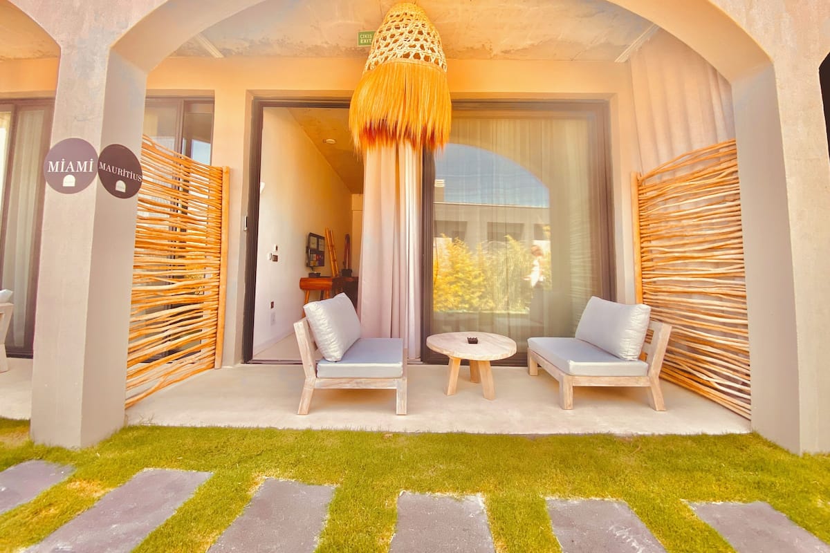 YARI MARINA MANZARALI BAHÇE KATI ODA | Terrace/patio